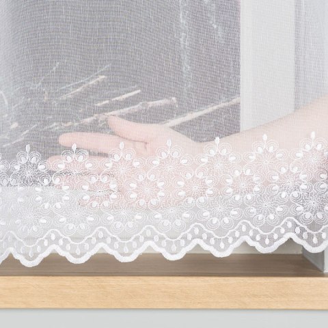 Firanka haftowana ze wzorem na samym dole, wys. 160cm, kolor biały 007888/768/001/000160/1 Firanka haftowana ze wzorem na samym dole, wys. 160cm, kolor biały 007888/768/001/000160/1