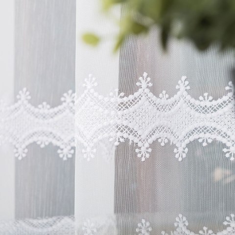 Firanka haftowana ze wzorem pasowym, wys. 280cm, kolor biały z błyskiem 082936/768/001/000280/1 Firanka haftowana ze wzorem pasowym, wys. 280cm, kolor biały z błyskiem 082936/768/001/000280/1