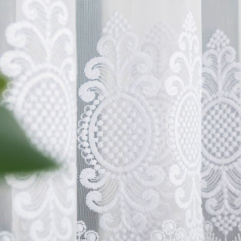 Firanka haftowana ze wzorem na samym dole, wys. 120cm, kolor biały 127102/768/001/000120/1 Firanka haftowana ze wzorem na samym dole, wys. 120cm, kolor biały 127102/768/001/000120/1
