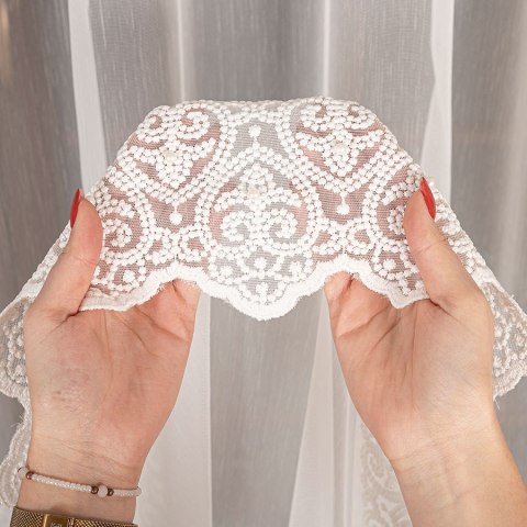 Firanka haftowana ze wzorem na samym dole, wys. 300cm, kolor 010 offwhite 127677/768/010/000300/1 Firanka haftowana ze wzorem na samym dole, wys. 300cm, kolor 010 offwhite 127677/768/010/000300/1