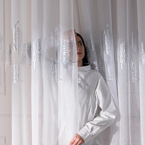 MARIETTA Firana gotowa na taśmie z ołowianką, 250x140cm , kolor biały ze srebrnym zdobieniem MARIETTA Firana gotowa na taśmie z ołowianką, 250x140cm , kolor biały ze srebrnym zdobieniem