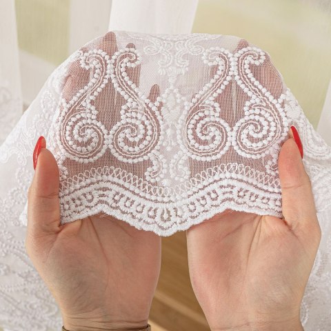 Firanka haftowana ze wzorem na samym dole, wys. 160cm, kolor biały 123597/768/001/000160/1 Firanka haftowana ze wzorem na samym dole, wys. 160cm, kolor biały 123597/768/001/000160/1