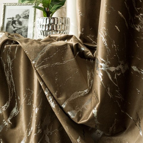 MARMA Zasłona gotowa na przelotkach, 250x140cm, kolor 002 brązowy ze srebrnym nadrukiem na VELVI TD0037/Z MARMA Zasłona gotowa na przelotkach, 250x140cm, kolor 002 brązowy ze srebrnym nadrukiem na VELVI TD0037/Z