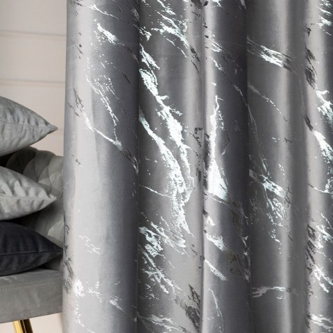 MARMA Zasłona gotowa na przelotkach, 250x140cm, kolor 005 jasny szary ze srebrnym nadrukiem na VELVI TD00 MARMA Zasłona gotowa na przelotkach, 250x140cm, kolor 005 jasny szary ze srebrnym nadrukiem na VELVI TD00